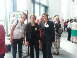 Berit Schmid-Voigtländer (m.) im Gespräch