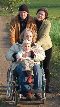 Familie mit Großmutter im Rollstuhl