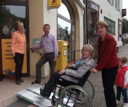 Geschäftsinhaber Iris und Holger Galle und Vereinsmitglieder