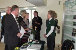 Stand von Birkenzweig e.V. mit Ministerin Birgit Hesse, Landrat Heiko Kärger, DRK-Landespräsident Werner Kuhn