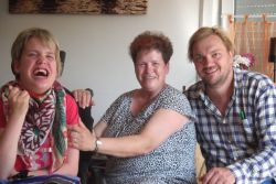 Fröhliches Trio Familie Hoffmann und Charly Hübner